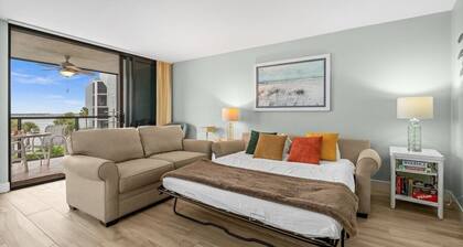Bayfront Condo w/ Sunrise Views & Resort Amenities