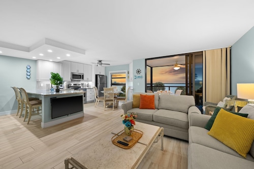 Bayfront Condo with Sunrise Views & Resort Amenities