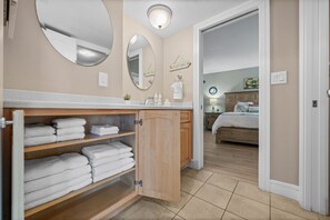 1 soverom, skrivebord, strykejern/-brett og reiseseng for barn