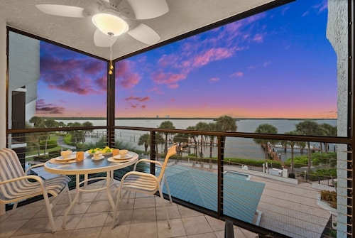 Bayfront Condo w/ Sunrise Views & Resort Amenities