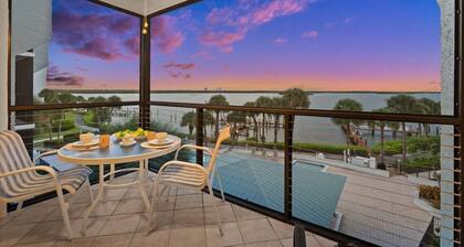 Bayfront Condo w/ Sunrise Views & Resort Amenities
