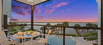 Bayfront Condo w/ Sunrise Views & Resort Amenities
