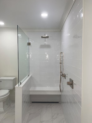 Douche, serviettes fournies, savon, papier toilette