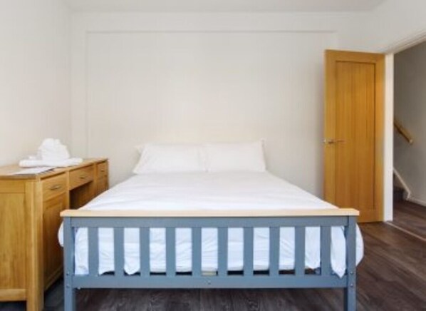 4 habitaciones, tabla de planchar con plancha, wifi y ropa de cama