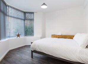 4 bedrooms, iron/ironing board, WiFi, bed sheets