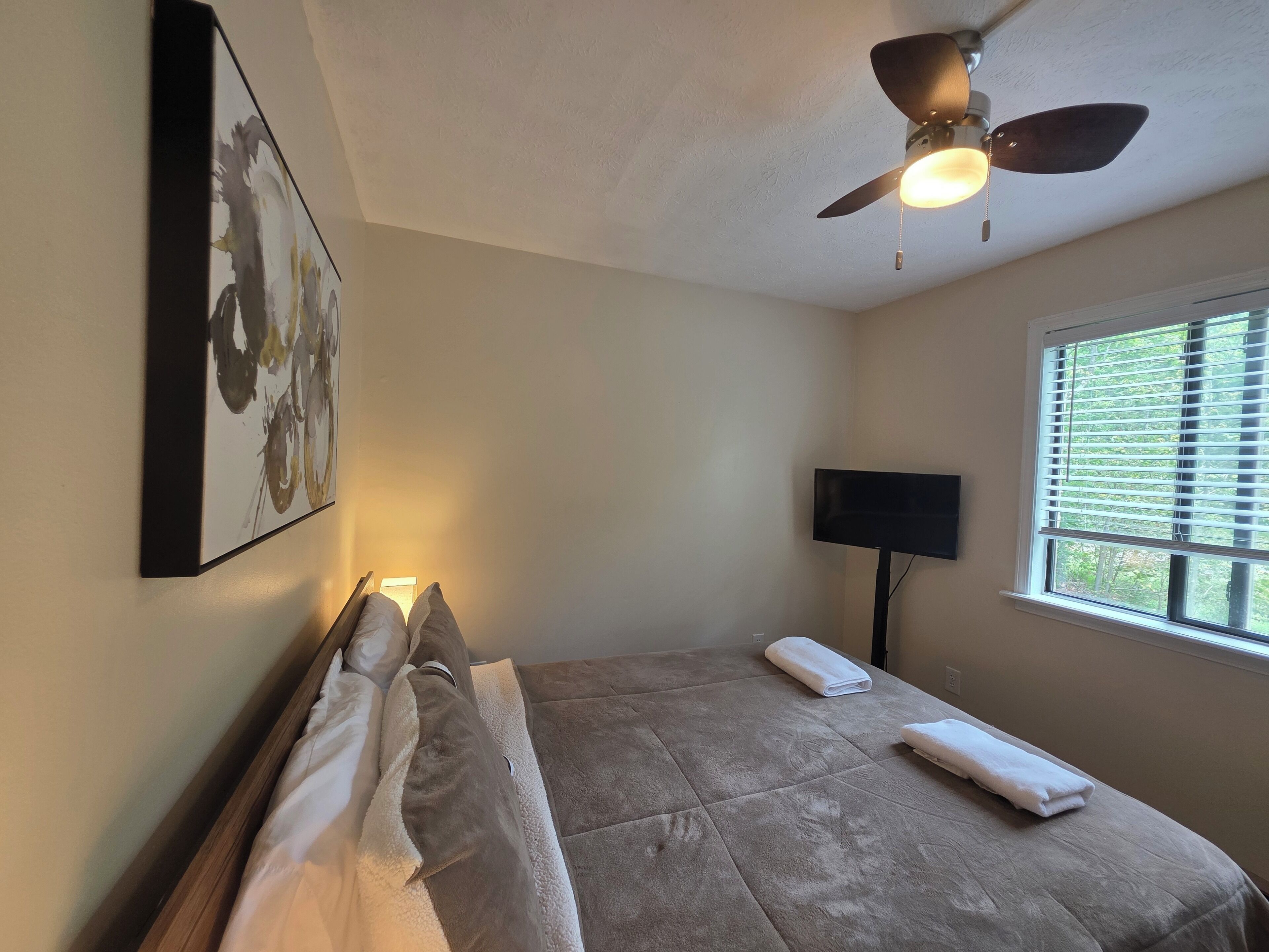 3 bedrooms, iron/ironing board, internet, bed sheets