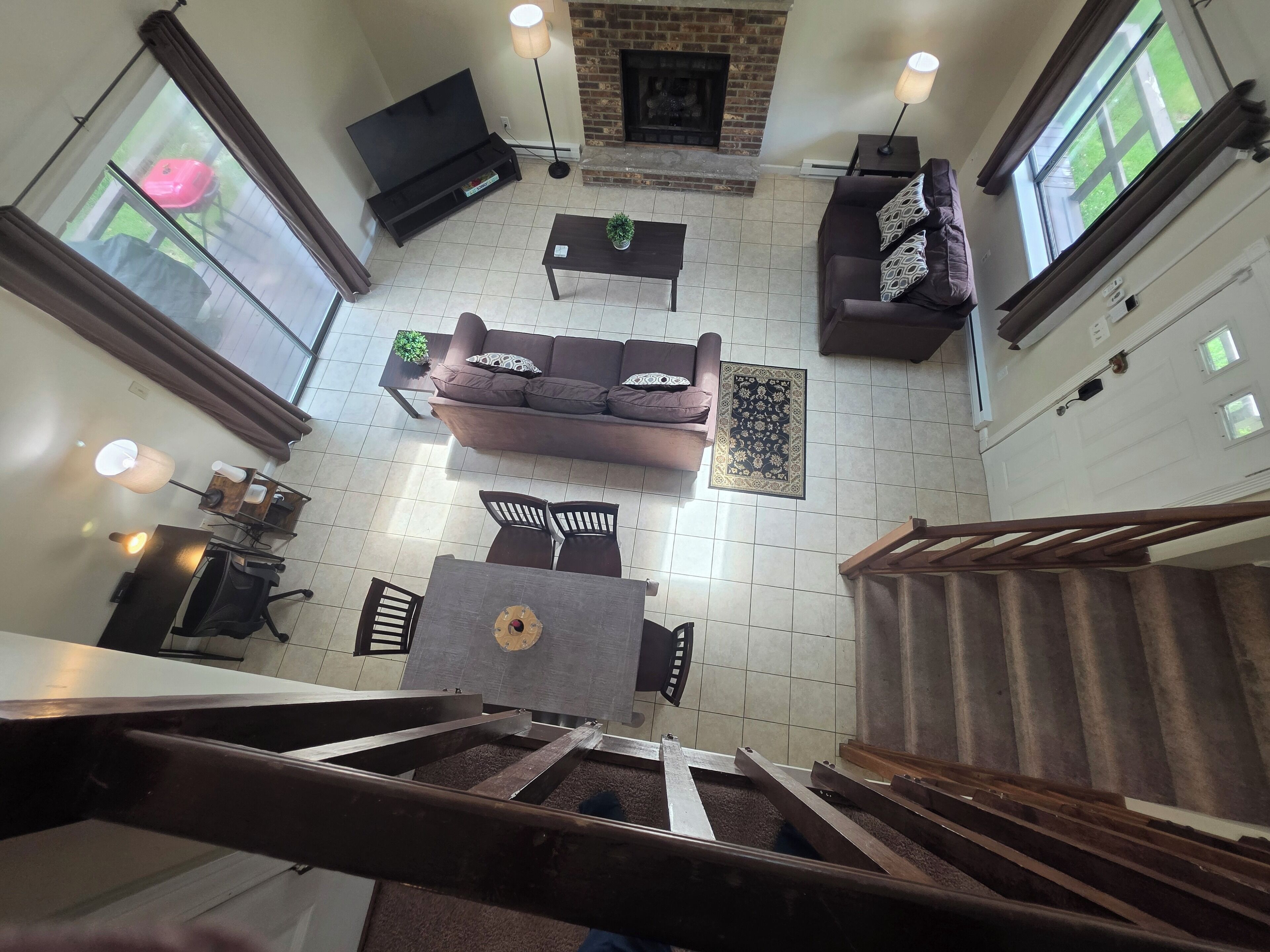 Televisión y chimenea 