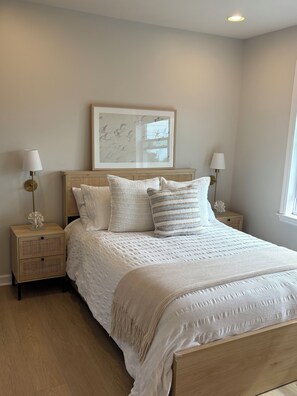 4 soverom, strykejern/-brett, internettilgang og sengetøy