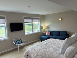 4 bedrooms, iron/ironing board, internet, bed sheets