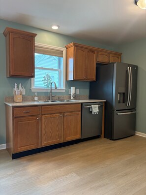 Mikrobølgeovn, ovn, kokeplater og oppvaskmaskin