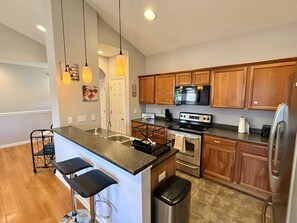 Jääkaappi, mikroaaltouuni, uuni, liesi