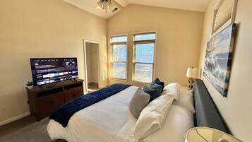 2 quartos, escrivaninha, ferros/tábuas de passar roupa, berço de viagem