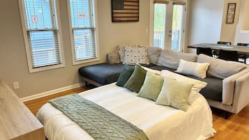 2 habitaciones, escritorio y tabla de planchar con plancha