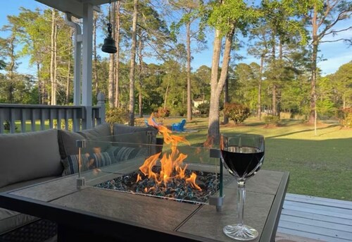 Serene 1 bedroom apt. on Golf course with onsite gym & massage