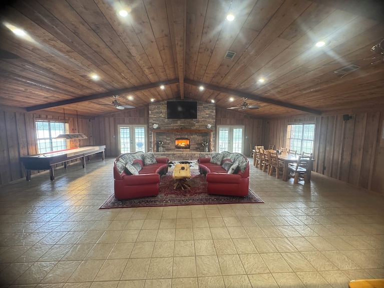 Private Lake Lodge On 104 Acres With Bar, Pool Table, Shuffle Board And More! - Mississippi