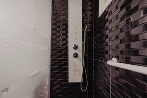 Hiustenkuivaaja, pyyhkeet, saippua, vessapaperi