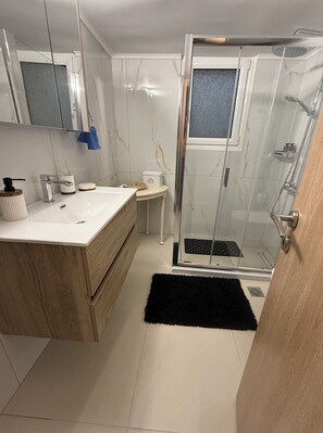 Dusche, Haartrockner, Handtücher, Seife