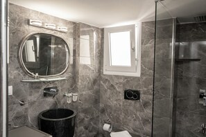 Dusche, Haartrockner, Handtücher, Seife