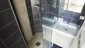 Dusche, Haartrockner, Handtücher, Seife