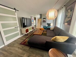 TV, fireplace