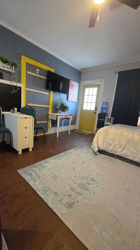 Fabulous studio Apartment few blocks from UNT. Centrally located