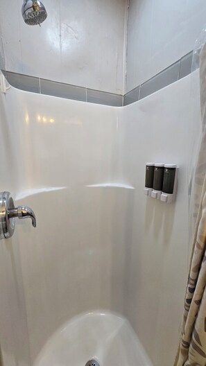 ヘアドライヤー、タオル、石鹸、トイレットペーパー