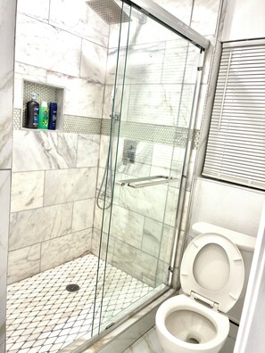 Haartrockner, Handtücher, Seife, Toilettenpapier