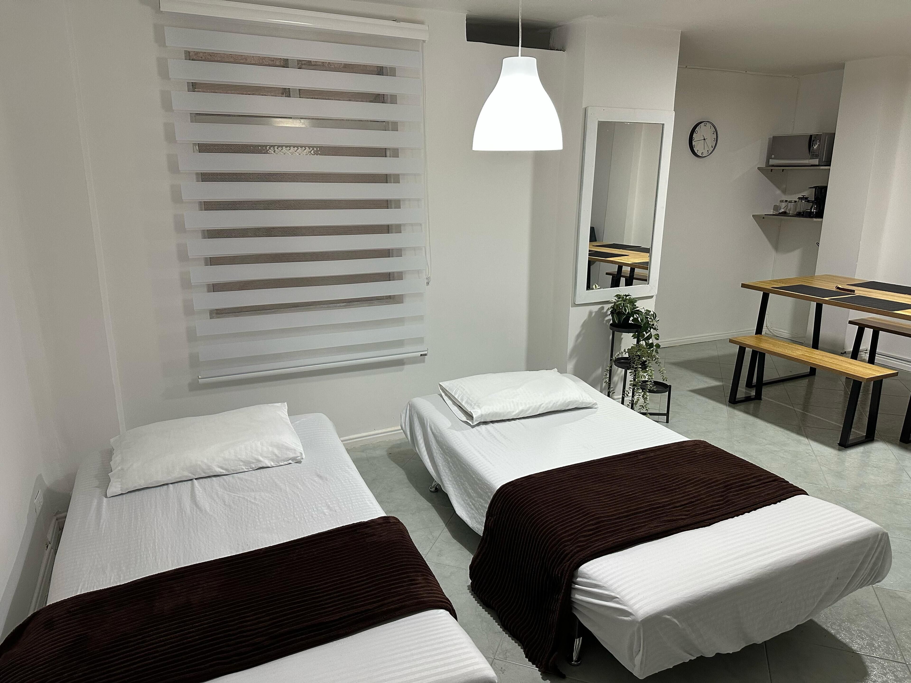 4 bedrooms, iron/ironing board, internet, bed sheets