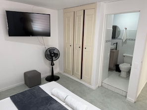 4 bedrooms, iron/ironing board, Internet, bed sheets
