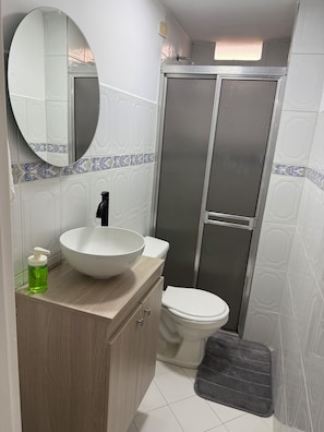 Dusche, Haartrockner, HandtĂŒcher, Seife