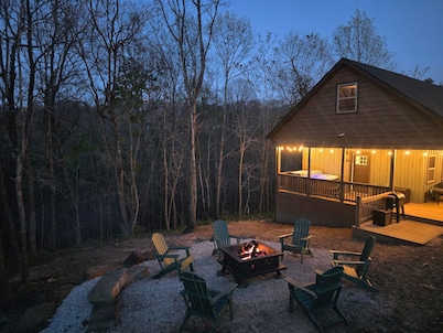 Buffalo Mist Cabin: Hot tub, Fire pit, Sleeps 6, 3 king beds, 13 private acres