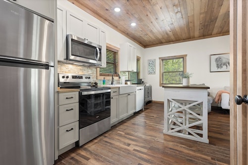 Buffalo Mist Cabin: Hot tub, Fire pit, Sleeps 6, 3 king beds, 13 private acres