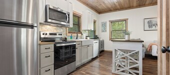 Buffalo Mist Cabin: Hot tub, Fire pit, Sleeps 6, 3 king beds, 13 private acres