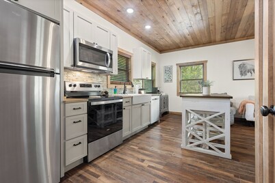 Buffalo Mist Cabin: Hot tub, Fire pit, Sleeps 6, 3 king beds, 13 private acres