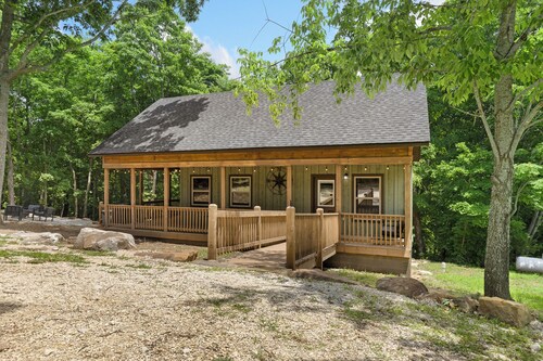 Buffalo Mist Cabin: Hot tub, Fire pit, Sleeps 6, 3 king beds, 13 private acres
