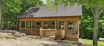 Buffalo Mist Cabin: Hot tub, Fire pit, Sleeps 6, 3 king beds, 13 private acres