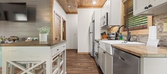 Buffalo Mist Cabin: Hot tub, Fire pit, Sleeps 6, 3 king beds, 13 private acres