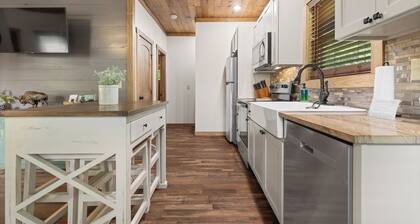 Buffalo Mist Cabin: Hot tub, Fire pit, Sleeps 6, 3 king beds, 13 private acres