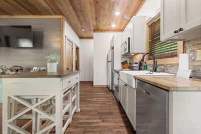 Buffalo Mist Cabin: Hot tub, Fire pit, Sleeps 6, 3 king beds, 13 private acres