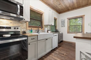 Fridge, microwave, oven, stovetop - Buffalo Mist Cabin: Hot tub, Fire pit, Sleeps 6, 3 king beds, 13 private acres (Jasper)