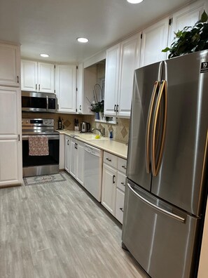 Réfrigérateur, micro-ondes, four, plaque de cuisson