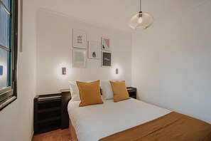 3 chambres, fer et planche à repasser, Wi-Fi, draps fournis