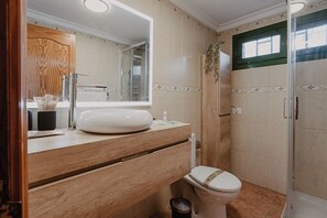 Sèche-cheveux, serviettes fournies, savon, papier toilette