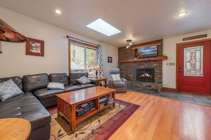 TV, fireplace