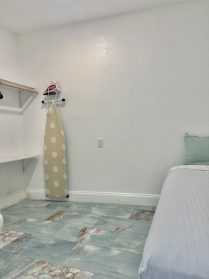 Tabla de planchar con plancha, wifi, ropa de cama