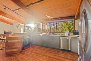 Private kitchen - Cabin with Hot Tub, Theater Room, Game Room, Multi-Level Decks, Bar- Ski Slopes! (Beech Mountain)