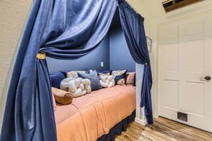 4 bedrooms, iron/ironing board, WiFi, bed sheets - Dome Sweet Dome Geodesic Dome in Sedalia, Colorado (Sedalia)
