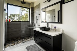 Shower, hair dryer, towels, soap - Luxury Rainforest Casita with Canopy and Jungle View 1 Bedroom, Pool, Gym (Savegre de Aguirre)