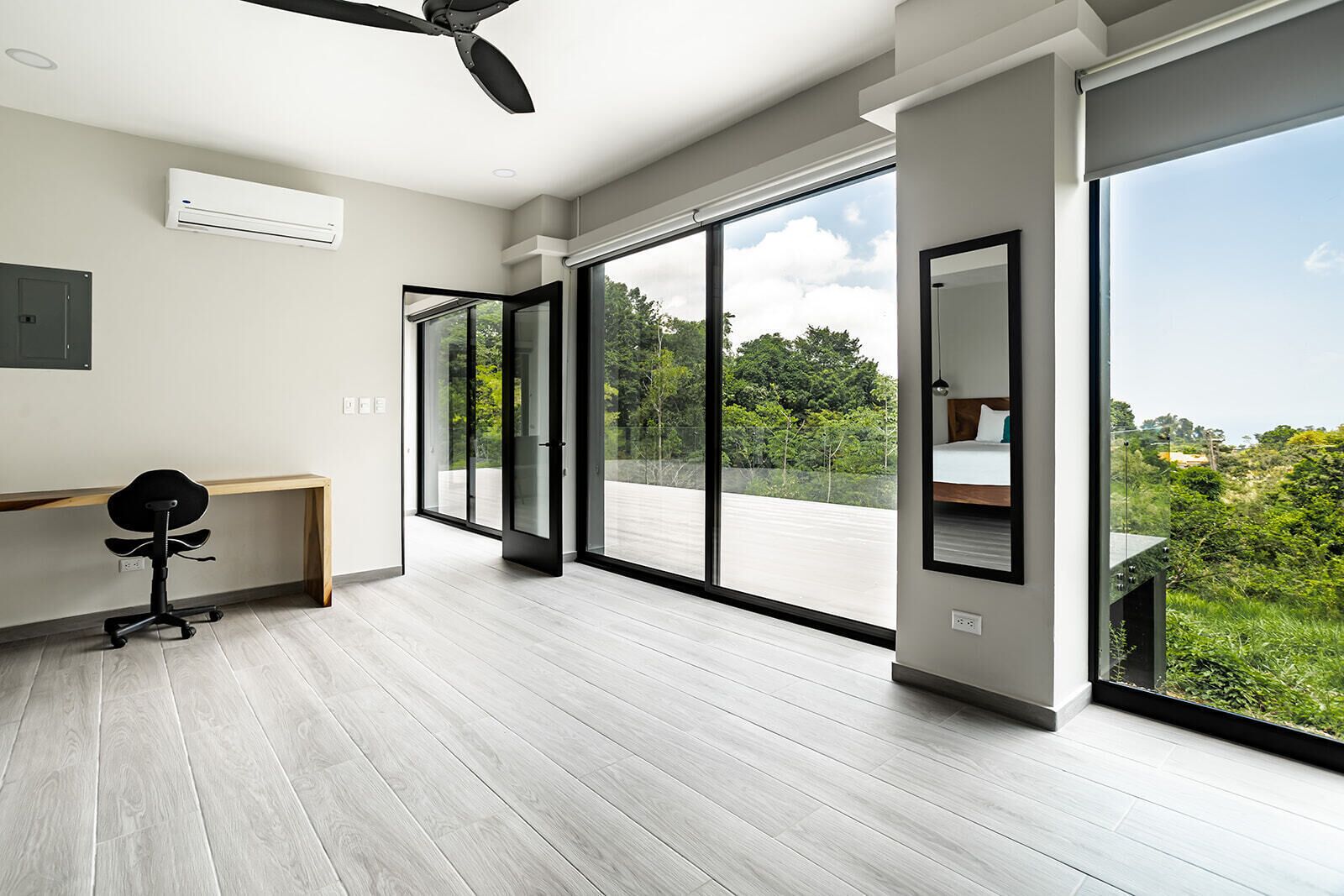 1 habitación, escritorio, tabla de planchar con plancha y cuna de viaje 