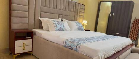 1 dormitori, planxa i posts de planxar, wifi i roba de llit